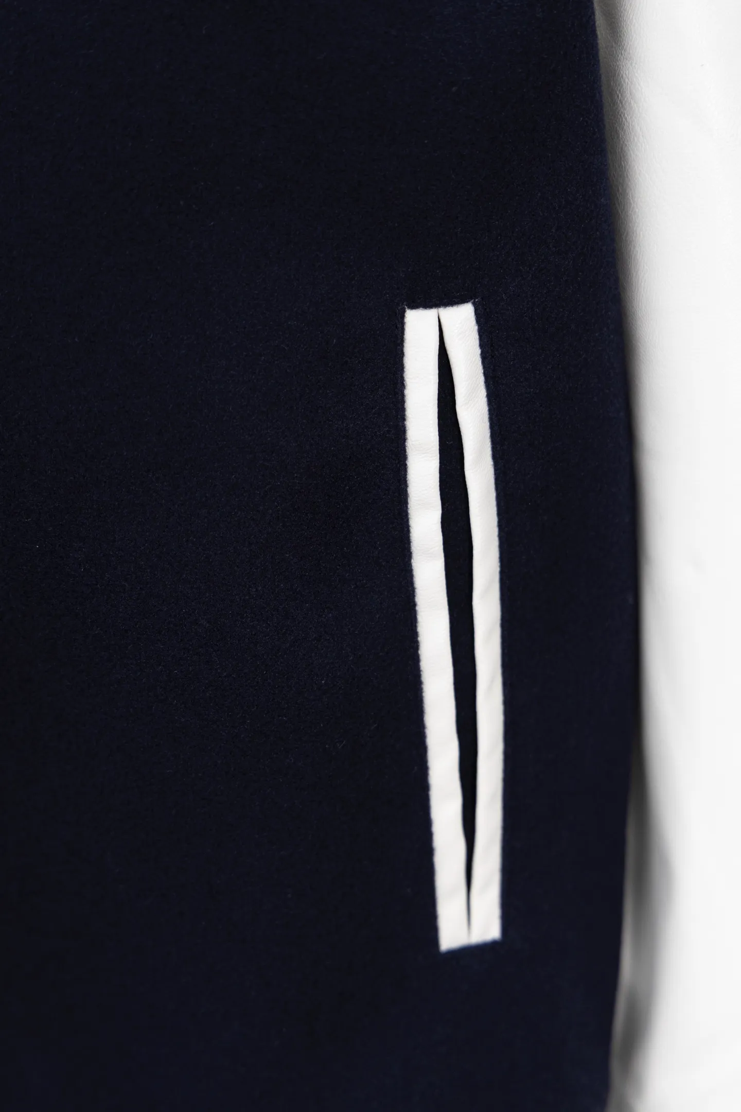 P370 Model No.: S015 Chromehearts/Cro Hearts Cross Embroidered Letters Leather Sleeves Spliced ​​Baseball Jacket Channel Boutique The most popular baseball jacket among fashionable men and fashionable women. There are versions at all levels in the market (you must compare the details). The most powerful quality control has been producing and researching baseball uniforms for 7 years. The details are exquisite. With it, you are the most beautiful boy in the world. The paint-coated full-face four-button buckle (button with LOGO), the average weight of the fabric is nearly 900 grams, and it is made of wool + eyeliner blended, custom-woven and dyed wool with high color fastness. The lining is made of silky and delicate cupro fiber! The texture is thick, the color is more uniform and beautiful, and the sharp edges and corners are full of three-dimensionality, showing laziness, casualness, and youthful vitality! Color: Black Navy Size: S-XL